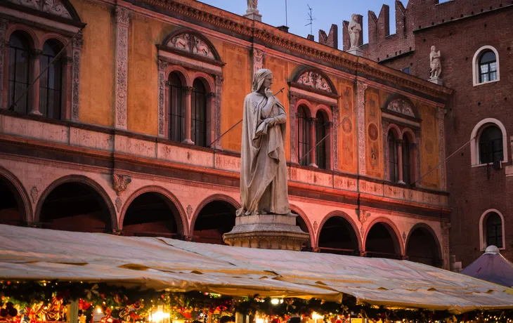 Statue von Dante Alighieri auf der Piazza dei Signori während des Christkindmarkts