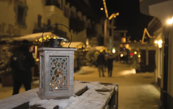 Laterne am Weihnachtsmarkt in St. Johann in Tirol