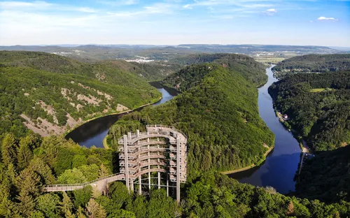 Luftbild der Saarschleife mit Baumwipfelpfad