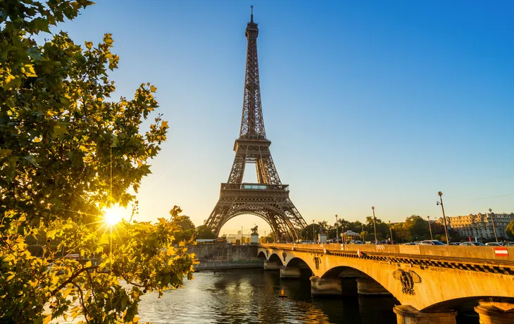 der Eiffelturm und die Seine bei Sonnenuntergang in Paris, Frankreich
