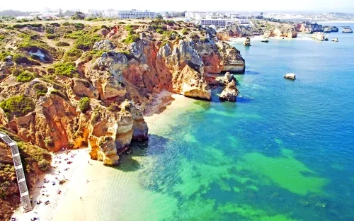 Luftaufnahme der natürlichen Felsen in der Nähe von Lagos an der Algarve