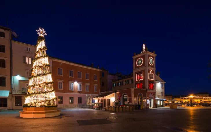 Weihnachtsbaum auf dem Marschall-Tito-Platz in Rovinj
