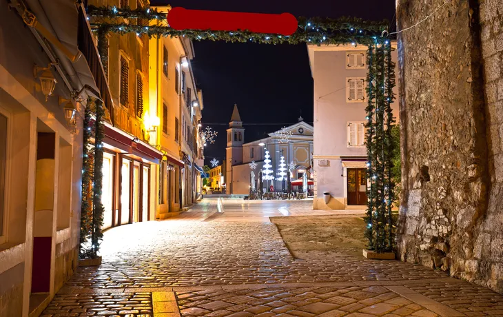 Blick auf die Straße und den Platz von Porec am Abend,