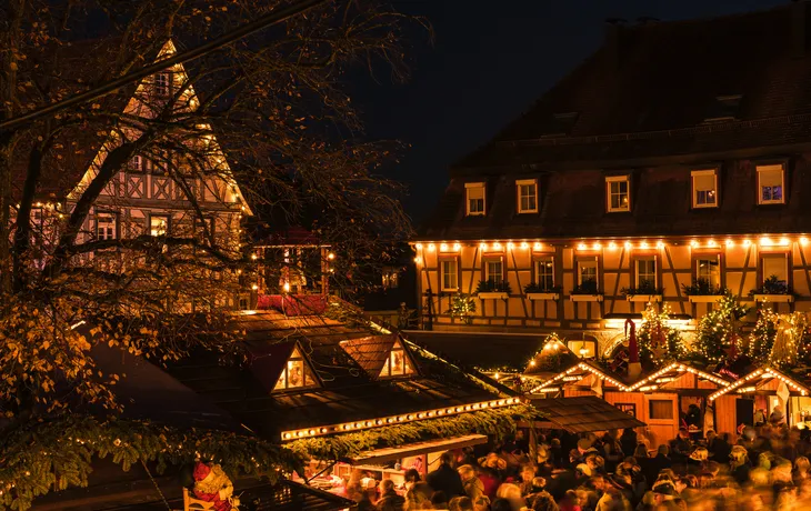 Fachwerkhaus mit Weihnachtsbeleuchtung in Bad Wimpfen