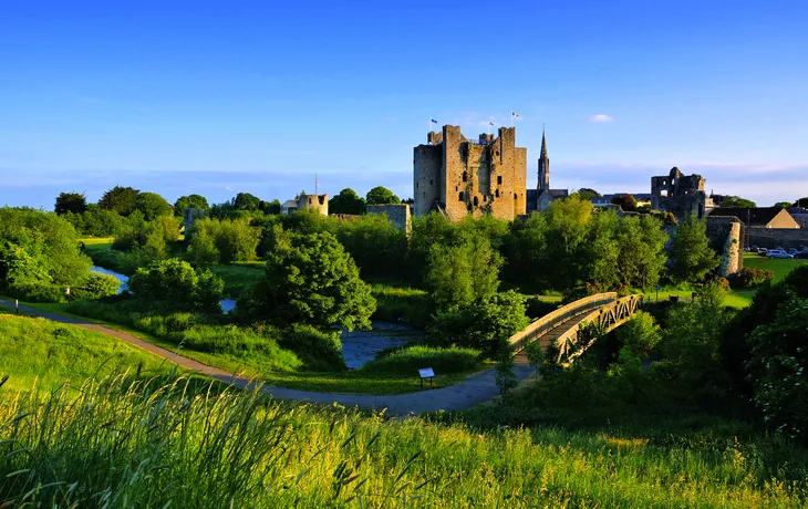 historisches Trim Castle mit Fußgängerbrücke in der Grafschaft Meath, Irland