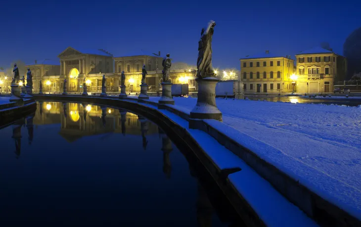 der Prato della Valle bei Nacht in Padua