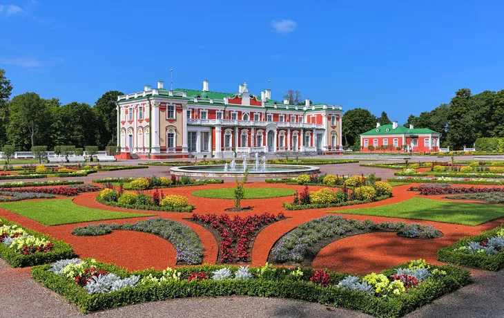 Schloss Kadriorg und Blumengarten mit Springbrunnen in Tallinn