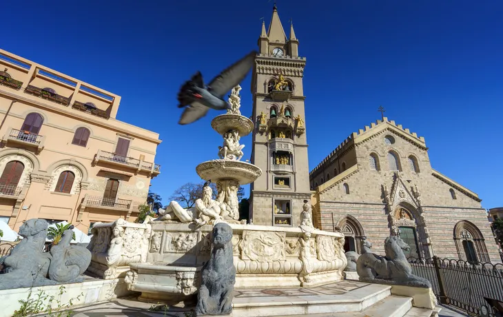 Dom von Messina mit astronomischer Uhr und Orionbrunnen, Italien