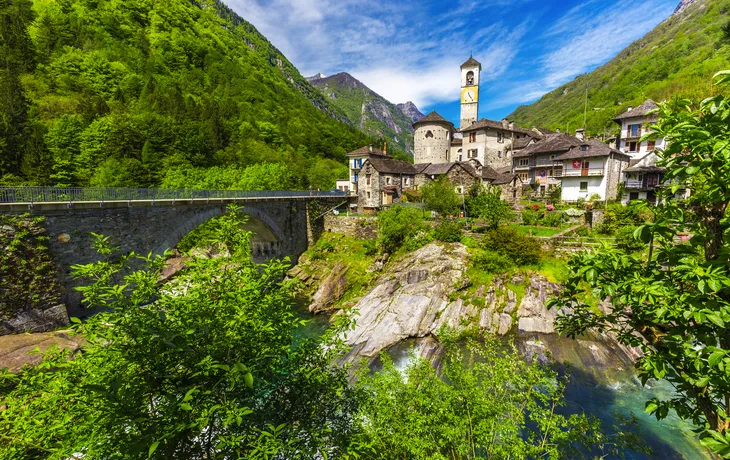 die doppelte Bogensteinbrücke bei Ponte dei Salti in Lavertezzo