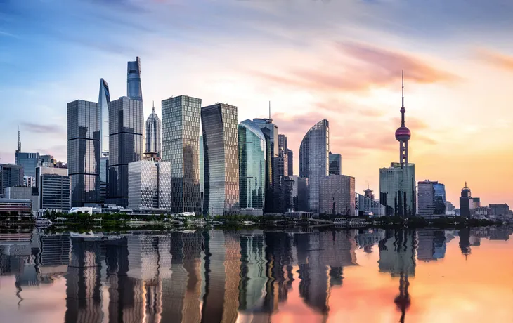 Shanghai-Skyline bei Sonnenuntergang