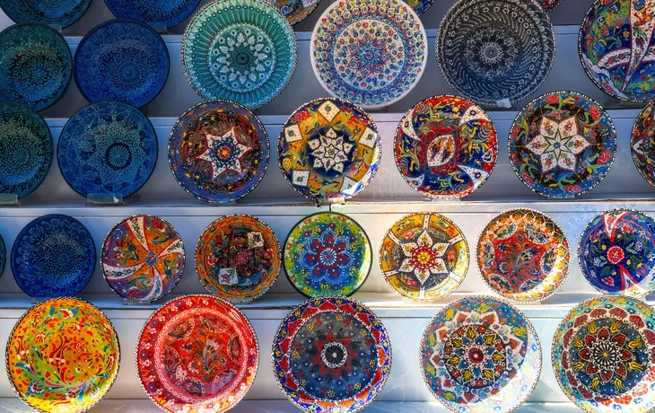 bunte Teller in Gjirokastra
