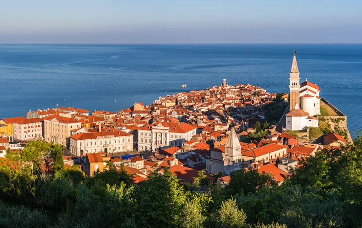 sonnige Altstadt von Piran am Morgen