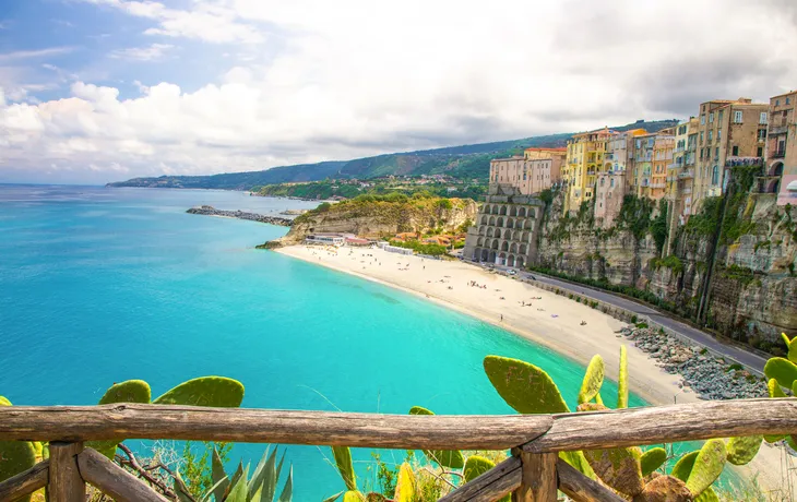 Tropea-Stadt bunte Steingebäude auf Klippe
