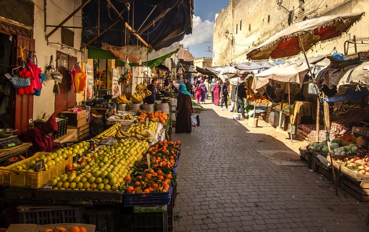 Marokko: Obstmarkt in der alten Medina der Stadt Fez an einem sonnigen Tag