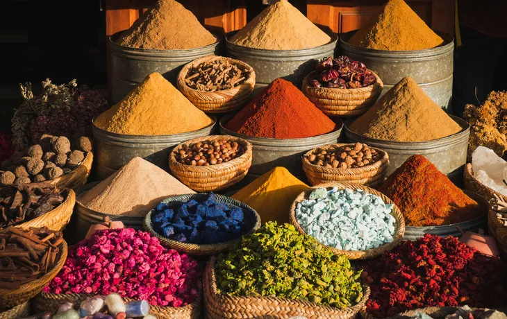 Bunte Gewürze auf einem traditionellen Markt in Marrakesch, Marokko