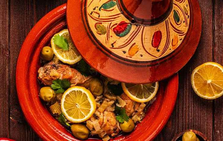 Traditionelle marokkanische Hühnertagine mit Oliven und gesalzenen Zitronen