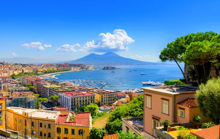 Blick auf den Golf von Neapel vom Posillipo-Hügel mit dem Vesuv im Hintergrund