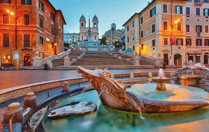 Fontana della Barcaccia an der Spanischen Treppe in Rom