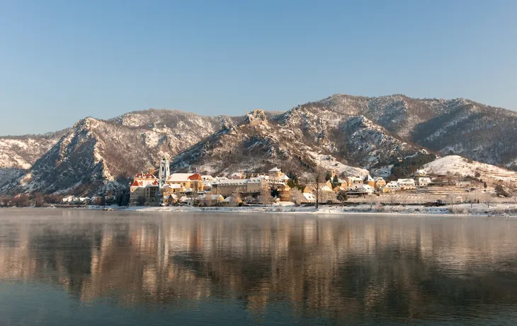 Dürnstein in der Wachau mit Donau im Winter