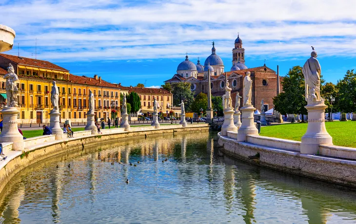 Blick auf den Kanal mit Statuen auf dem Platz Prato della Valle und die Basilika Santa Giustina in Padua