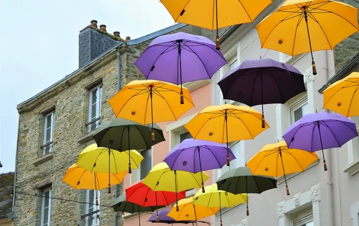 Regenschirme hängen in einer Straße in Cherbourg