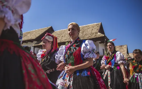 Hollokö, Ostern