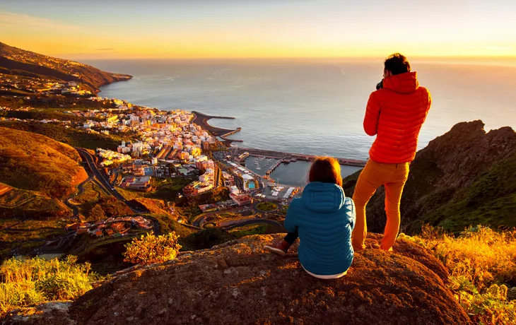 Junge Paare in den bunten Jacken Landschaftsansicht über Santa Cruz City auf La Palma-Insel morgens genießend
