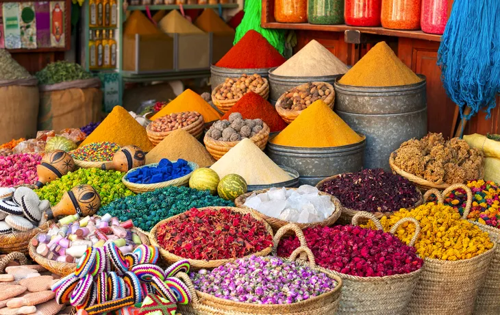 bunte Gewürze auf dem Souk-Markt in Marrakesch