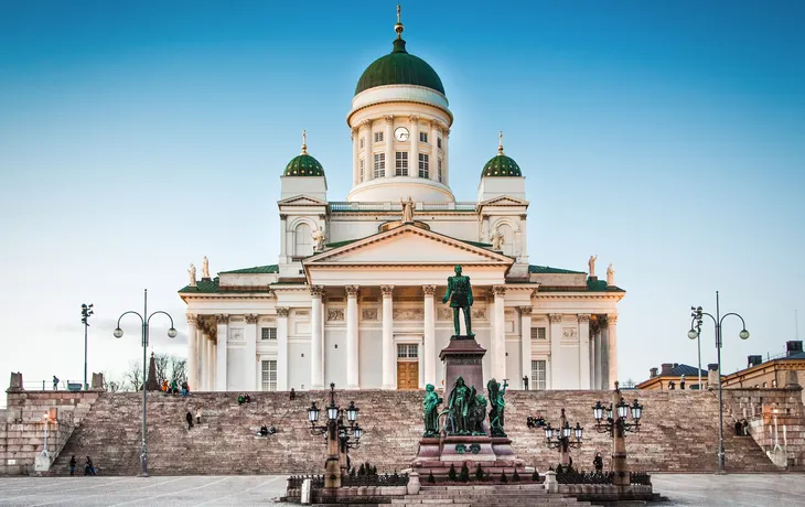 Dom von Helsinki im Abendlicht