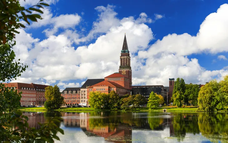 Kiel mit Rathausturm, Opernhaus und Hiroshimapark 