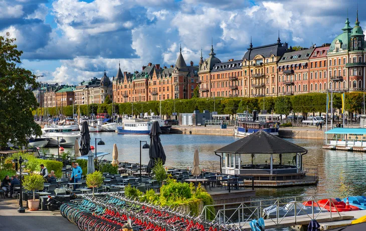Stadtbild der historischen Innenstadt von Stockholm vom Ufer der Ostsee aus gesehen