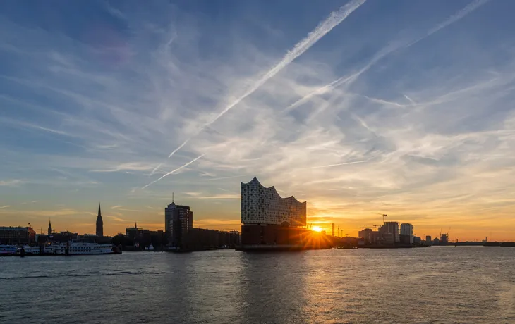 Sonnenaufgang über Hamburg mit der Elbphilharmonie im Vordergrund