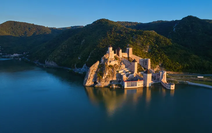 Golubac ist eine kleine Hafen- und Festungsstadt an der Donau