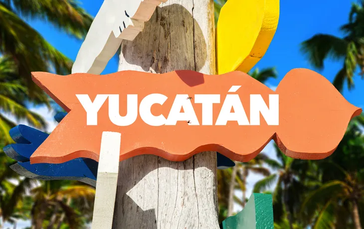 Yucatan - Willkommensschild mit Palmen