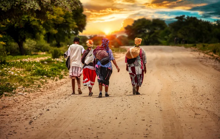 Frauen zu Fuß in der Kalahari-Region