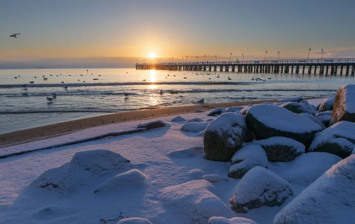  verschneiter Strand in Gdynia Orlowo bei Sonnenaufgang