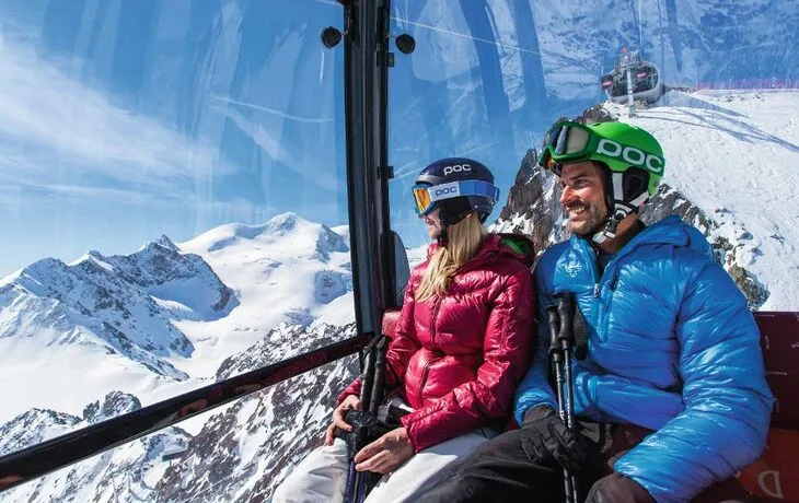 Skifahrer in einer Gondel der Pitztaler Gletscherbahn
