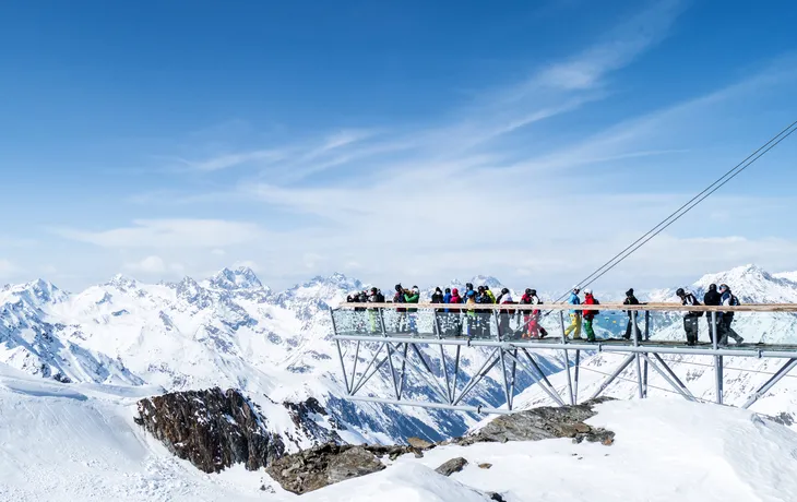 Söldener Skywalk mit Blick auf einen Gletscher, der leicht in die Wolken eintaucht