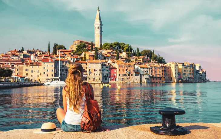 weibliche Touristin in Rovinj – Reisen, Urlaub, Tourismuskonzept