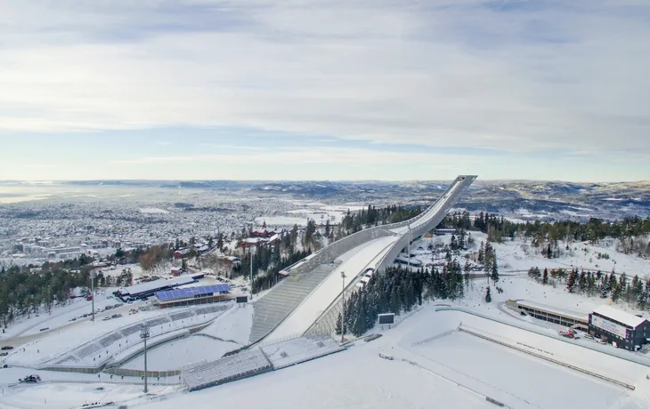 Holmenkollen-Skisprungschanze im Winter