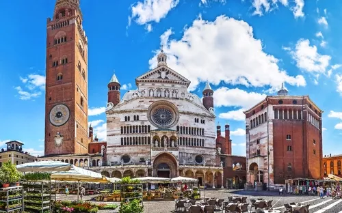 Kathedrale von Cremona mit Marktplatz