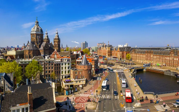 Panorama-Luftaufnahme von Amsterdam an einem Sommertag, Niederlande