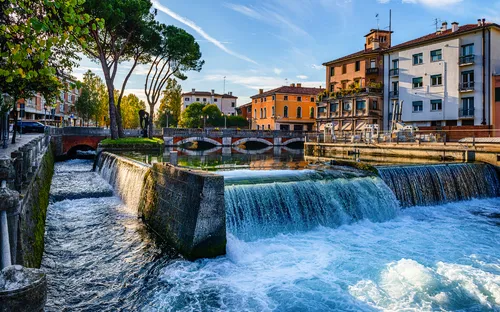 Abendansicht der San Martino-Brücke in Treviso in der Provinz Venetien