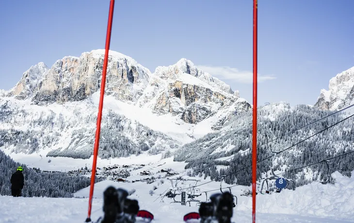 Skifahren auf der Skipiste in den Dolomiten