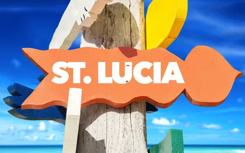 Wegweiser am Strand von St. Lucia in der Karibik.