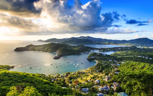 Sonnenuntergang am English Harbor auf der Insel Antigua, Antigua und Barbuda, in der Karibik.