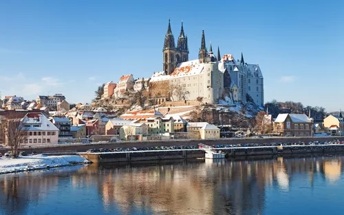 Blick auf die Albrechtsburg und den Dom zu Meißen im Winter.