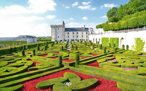 Schloss Villandry mit seinen geometrischen Gärten im Loiretal bei sonnigem Wetter.