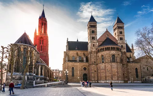 St.-Johannes-Kirche und Servatius-Basilika am Vrijthof in Maastricht, Provinz Limburg, Niederlande im Winter.