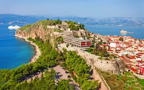 Panoramablick auf Nafplio in Griechenland mit Burg und Meer.